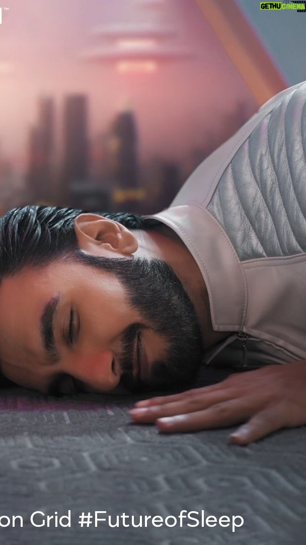 Ranveer Singh Instagram - Time-travelled to 2099 to retrieve a mattress! 👽🖖🏽 It’s the #futureofsleep ! 💤 🛌