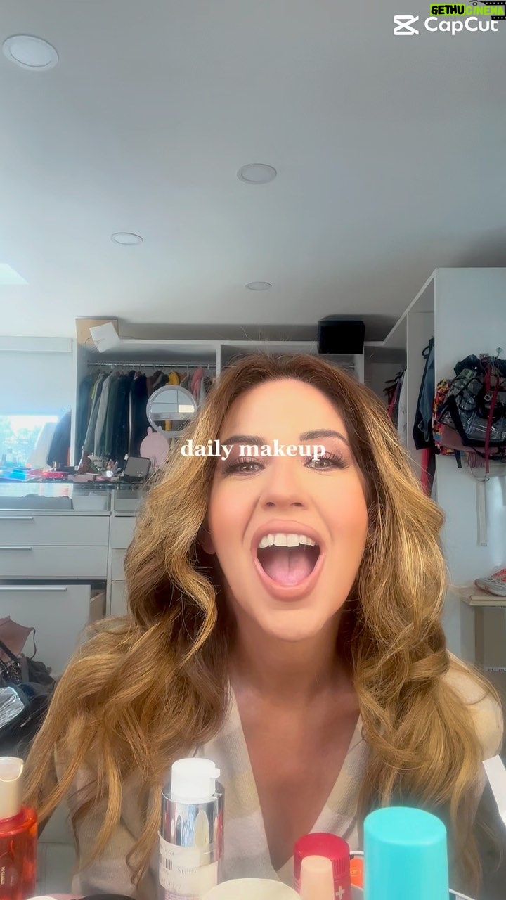 Raquel Bigorra Instagram - Amo estos momentos. Estar conmigo, tranqui…. Hidratándome, poniéndome bloqueador. Luego me enchino, me pinto, me pongo, me quito y así quedo Me fui a @nuestrosecretomx y salí enamorada de tantos nuevos productos que llegaron y las ofertas 🔥
