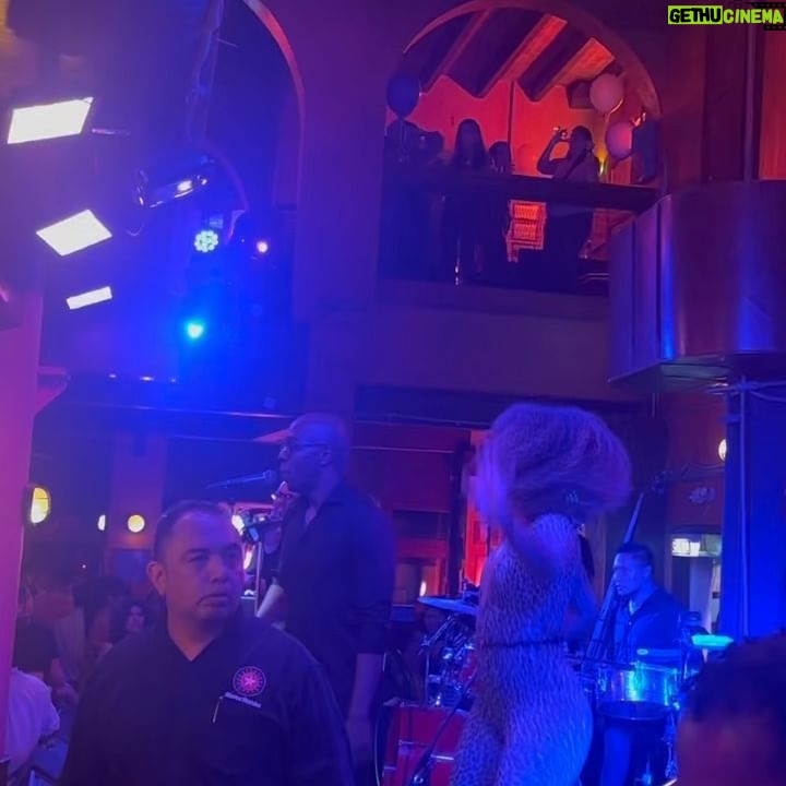 Raquel Bigorra Instagram - El mejor lugar para escaparse un sábado en la noche @mamarumbacdmx en la Roma. Pero que ricura de salidita junto a mi amorcito. Siempre guarachando también mi @aleruzoficial y que lindo verte @vanessa_vinent y mis amigos tan divinos del Mamá Rumba. Que tengan la mejor semana del mundo 👠