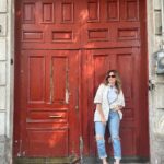 Raquel Bigorra Instagram - Hoy fui a inscribir mis canciones nuevas a INDAUTOR y nos dimos vuelo caminando en la Roma. Amo esta ciudad como una loca. Soy fan de cada rincón. Tomar un cafecito en cualquier esquina, es un regalo. Y más con mi amorcito 😍 Conste que no les compartí antes mi mañana porque se cayó todooooo. Pero mientras no caiga el ánimo, que se caiga lo que se tenga que caer 👠👠👠Les deseo bonito martes 😍