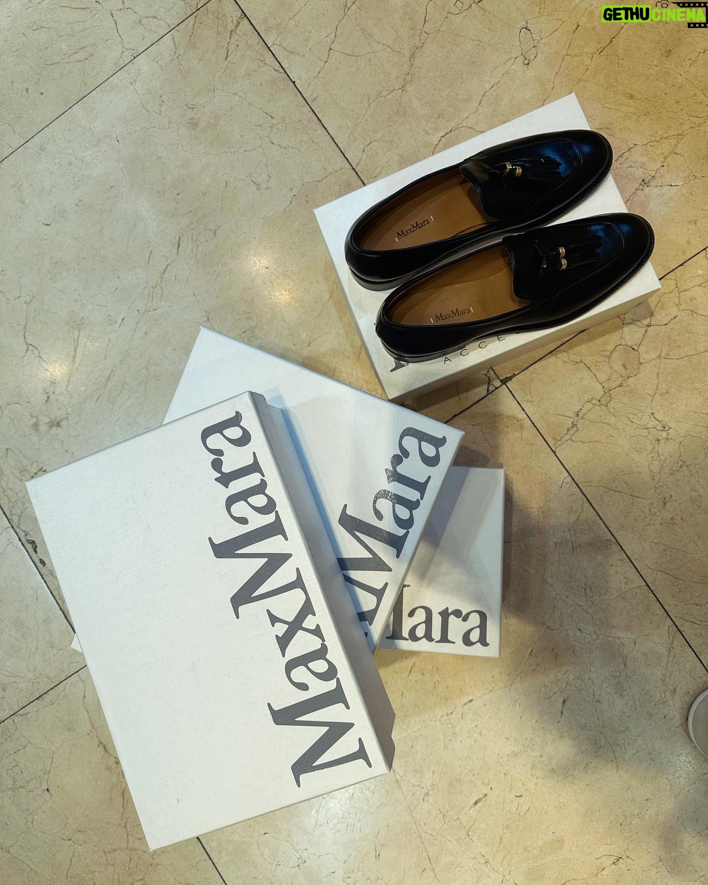 Raquel Bigorra Instagram - Una tardecita para mi en @maxmaramx #Altavista. Además de que cada pieza es un sueño, y las chicas son divinas, el aire acondicionadoooooooo me hizo la tarde. No me quería ir. La copita, el detalle, el aroma, sentir las texturas de las telas en mi piel. El “ fitting “ que hacen las chicas ¡ Que lindo todo ! ¿ Que es lo que más disfrutan ustedes cuando se dan sus escapadas ? Mujereeeeeees… ¿ A poco no aman ir de compras ? Aunque sea no más a mirar 🙈 Jejejeje Les mando un besito. Mi outfit fav fue el del pañuelo. ¿ El tuyo ?
