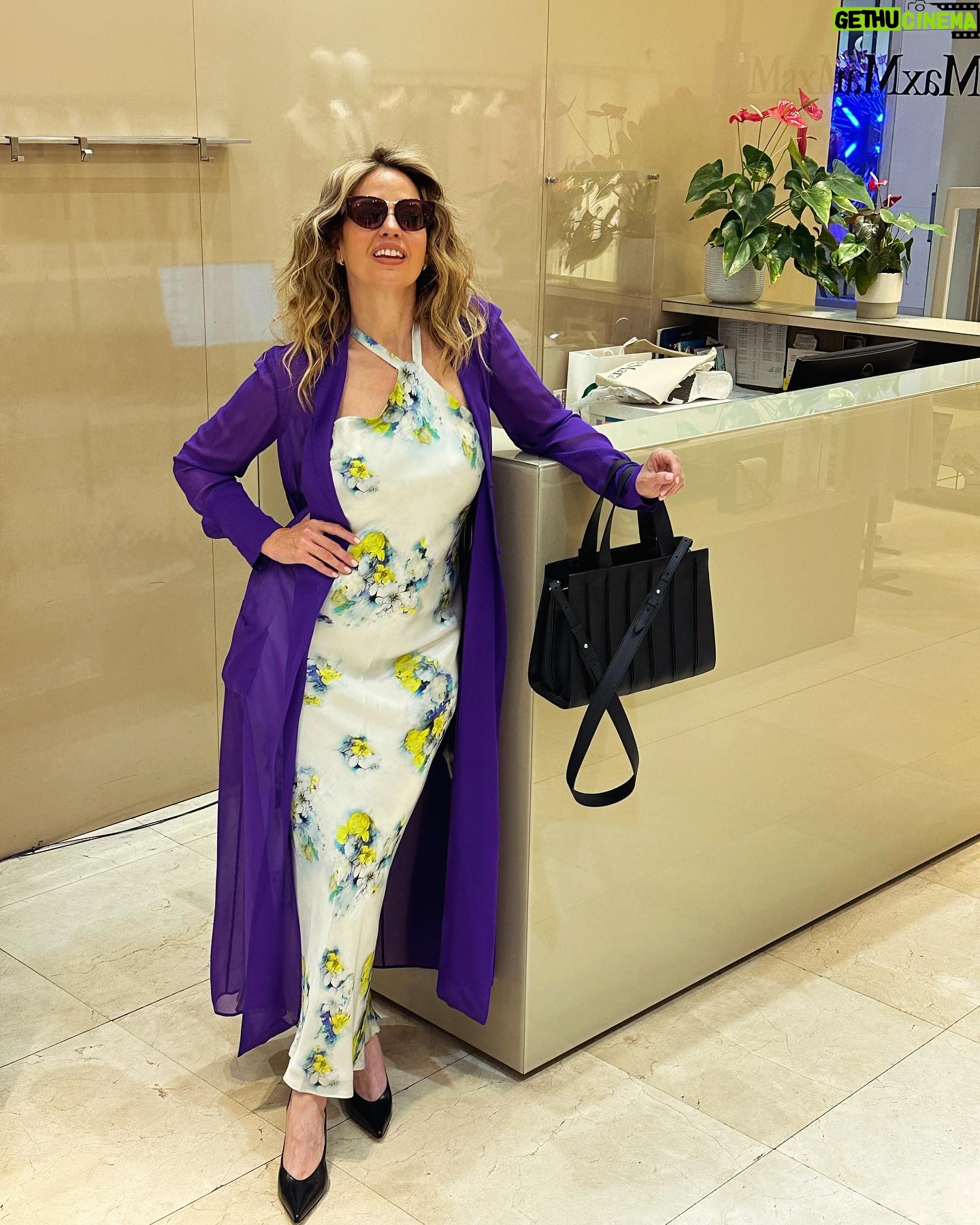 Raquel Bigorra Instagram - Una tardecita para mi en @maxmaramx #Altavista. Además de que cada pieza es un sueño, y las chicas son divinas, el aire acondicionadoooooooo me hizo la tarde. No me quería ir. La copita, el detalle, el aroma, sentir las texturas de las telas en mi piel. El “ fitting “ que hacen las chicas ¡ Que lindo todo ! ¿ Que es lo que más disfrutan ustedes cuando se dan sus escapadas ? Mujereeeeeees… ¿ A poco no aman ir de compras ? Aunque sea no más a mirar 🙈 Jejejeje Les mando un besito. Mi outfit fav fue el del pañuelo. ¿ El tuyo ?
