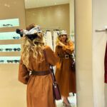 Raquel Bigorra Instagram – Una tardecita para mi en @maxmaramx #Altavista. Además de que cada pieza es un sueño, y las chicas son divinas, el aire acondicionadoooooooo me hizo la tarde. No me quería ir. La copita, el detalle, el aroma, sentir las texturas de las telas en mi piel. El “ fitting “ que hacen las chicas ¡ Que lindo todo ! ¿ Que es lo que más disfrutan ustedes cuando se dan sus escapadas ? Mujereeeeeees… ¿ A poco no aman ir de compras ? Aunque sea no más a mirar 🙈 Jejejeje Les mando un besito. Mi outfit fav fue el del pañuelo. ¿ El tuyo ?