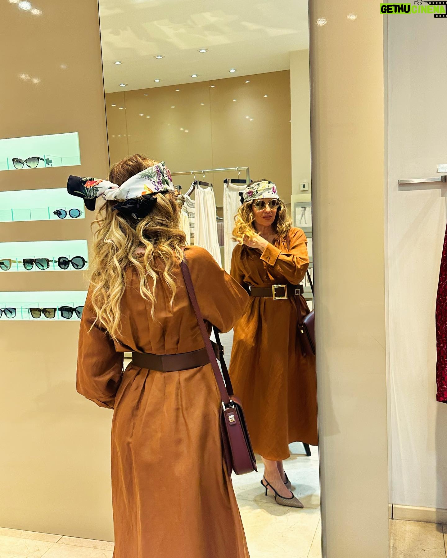 Raquel Bigorra Instagram - Una tardecita para mi en @maxmaramx #Altavista. Además de que cada pieza es un sueño, y las chicas son divinas, el aire acondicionadoooooooo me hizo la tarde. No me quería ir. La copita, el detalle, el aroma, sentir las texturas de las telas en mi piel. El “ fitting “ que hacen las chicas ¡ Que lindo todo ! ¿ Que es lo que más disfrutan ustedes cuando se dan sus escapadas ? Mujereeeeeees… ¿ A poco no aman ir de compras ? Aunque sea no más a mirar 🙈 Jejejeje Les mando un besito. Mi outfit fav fue el del pañuelo. ¿ El tuyo ?