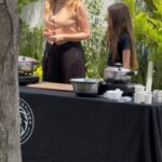 Raquel Bigorra Instagram - Domingo familiar. Que día tan lindo pasamos con los amigos de #RoyalPrestige Aprendimos juntos A hacer paella y pudín. La paella en 20’ y el pudín en 20’ también. Ya se la saben, la flama bien bajita porque con el acero inoxidable grado quirúrgico de las ollas de #royalprestige no ocupamos más. Cuido mi salud y la de mi familia. Mi amorcito, mi @rafaellagavira y yo, les deseamos la mejor de las semanas. 😘😘😘