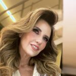 Raquel Bigorra Instagram – Amo el volumen en el cabello. Por eso estoy tan contenta con mi cepillo @babylisspromexico ¿ Ya la probaron ? Magiaaaaaa. 😍😍😍
Me pongo un tubito cuando el cabello está tibio y después spray, y listo ✅ Háganlo y me cuentan qué tal les queda el copetón jejejjee