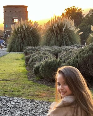 Raquel Bigorra Instagram - Sin duda mi foto favorita es la última 😍 Amando cada segundo de este fin de semana en #valquirico Llegamos a trabajar en nuevo proyecto. Es que las escapadas revolucionan la mente y Estar rodeados de amor, es la mejor forma de inspiración. Que tengan linda semana y vámonos con todo que ya es marzooooooo🌸
