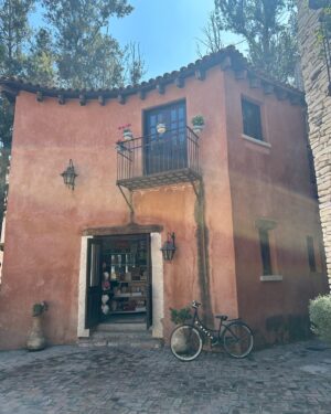 Raquel Bigorra Instagram - Sin duda mi foto favorita es la última 😍 Amando cada segundo de este fin de semana en #valquirico Llegamos a trabajar en nuevo proyecto. Es que las escapadas revolucionan la mente y Estar rodeados de amor, es la mejor forma de inspiración. Que tengan linda semana y vámonos con todo que ya es marzooooooo🌸