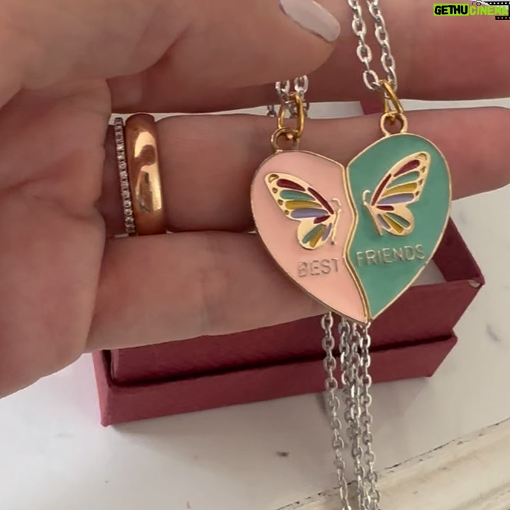 Raquel Bigorra Instagram - Que bello día para compartirlo juntas. Te amo tanto mi @rafaellagavira No hay duda de que eres tú mi regalito sagrado. La que honra a mis ancestros y mucho más. Gracias mi chiquitica por elegirme como tu mamá. ¡ Feliz días de las madres a todas ! Espero sigan festejando 👠 Hoy he estado muy muy consentida y se siente tan bonito. Gracias mi amorcito y Rafi. Vámonos a las stories a ponernos al día 🌺