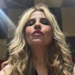 Raquel Bigorra Instagram - Seguimos disfrutando cada segundo de esta última etapa de mi nuevo álbum. Traemos 15 canciones. Aquí estamos en el estudio del maestro Aneiro Taño. Llevaba años soñando con este momento de poder trabajar con Aneiro ¡ Solo Dios sabe cuánto ! No habíamos podido agarrarlo jajjaja ( Siempre está a full ) Lleva un par de meses trabajando en los toques finales 😇 Hoy estamos grabando algunas voces que me faltaban de la canción con @franciscopanchocespedes Escuchar a Pancho en vivo, es una maravilla, en el estudio también. 😍Aquí andamos trabajando en “ Año Bisiesto “ ( curita ) muero por soltarla yaaaa…. Un cachito en las stories ¿ Va ?