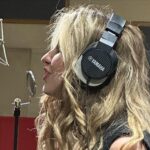 Raquel Bigorra Instagram – Seguimos disfrutando cada segundo de esta última etapa de mi nuevo álbum. Traemos 15 canciones. Aquí estamos en el estudio del maestro Aneiro Taño. Llevaba años soñando con este momento de poder trabajar con Aneiro ¡ Solo Dios sabe cuánto ! No habíamos podido agarrarlo jajjaja ( Siempre está a full ) Lleva un par de meses trabajando en los toques finales 😇 Hoy estamos grabando algunas voces que me faltaban de la canción con @franciscopanchocespedes Escuchar a Pancho en vivo, es una maravilla, en el estudio también. 😍Aquí andamos trabajando en “ Año Bisiesto “ ( curita ) muero por soltarla yaaaa…. 
Un cachito en las stories ¿ Va ?
