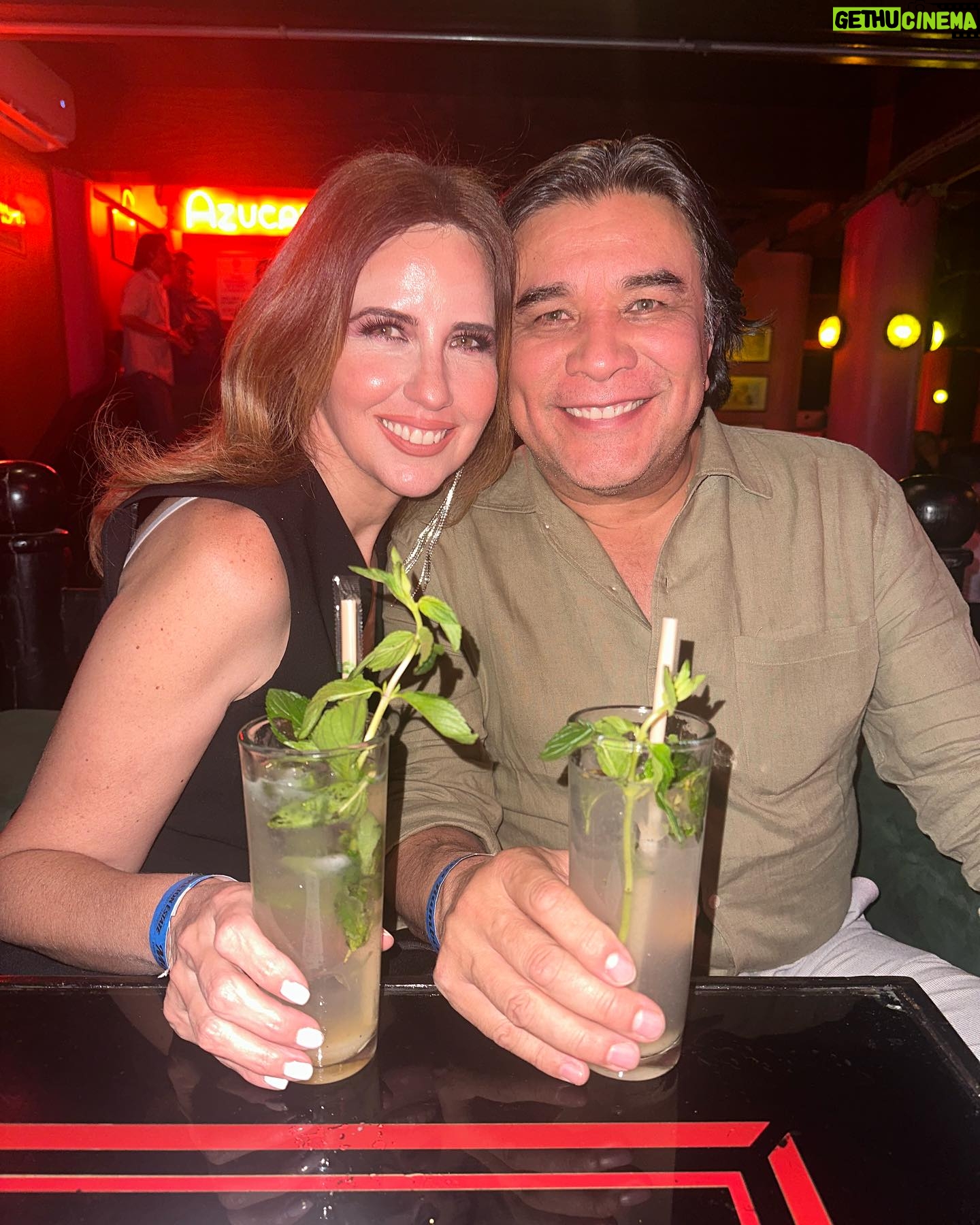 Raquel Bigorra Instagram - El mejor lugar para escaparse un sábado en la noche @mamarumbacdmx en la Roma. Pero que ricura de salidita junto a mi amorcito. Siempre guarachando también mi @aleruzoficial y que lindo verte @vanessa_vinent y mis amigos tan divinos del Mamá Rumba. Que tengan la mejor semana del mundo 👠