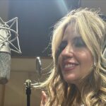 Raquel Bigorra Instagram – Seguimos disfrutando cada segundo de esta última etapa de mi nuevo álbum. Traemos 15 canciones. Aquí estamos en el estudio del maestro Aneiro Taño. Llevaba años soñando con este momento de poder trabajar con Aneiro ¡ Solo Dios sabe cuánto ! No habíamos podido agarrarlo jajjaja ( Siempre está a full ) Lleva un par de meses trabajando en los toques finales 😇 Hoy estamos grabando algunas voces que me faltaban de la canción con @franciscopanchocespedes Escuchar a Pancho en vivo, es una maravilla, en el estudio también. 😍Aquí andamos trabajando en “ Año Bisiesto “ ( curita ) muero por soltarla yaaaa…. 
Un cachito en las stories ¿ Va ?
