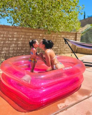 Raquel Pomplun Instagram - Been having so much fun all #summer long with this heart shaped @funboy inflatable pool! Two adults actually fit in this! #Babygirl is definitely enjoying it! 💕💕💕 

Thank You #FunBoy 🥰