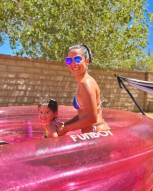 Raquel Pomplun Instagram - Been having so much fun all #summer long with this heart shaped @funboy inflatable pool! Two adults actually fit in this! #Babygirl is definitely enjoying it! 💕💕💕 

Thank You #FunBoy 🥰
