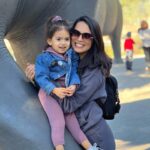Raquel Pomplun Instagram - A zoological affair 😍 @sandiegozoo 💕 #home #zoo #SanDiego #SD #Pomplunation #RaquelPomplun #mom #daughter #dad #familytime #hubby #familia #fam #exploring #touristing #comfy #ootd #sweats #happy #memorymaking #Cali #SoCal