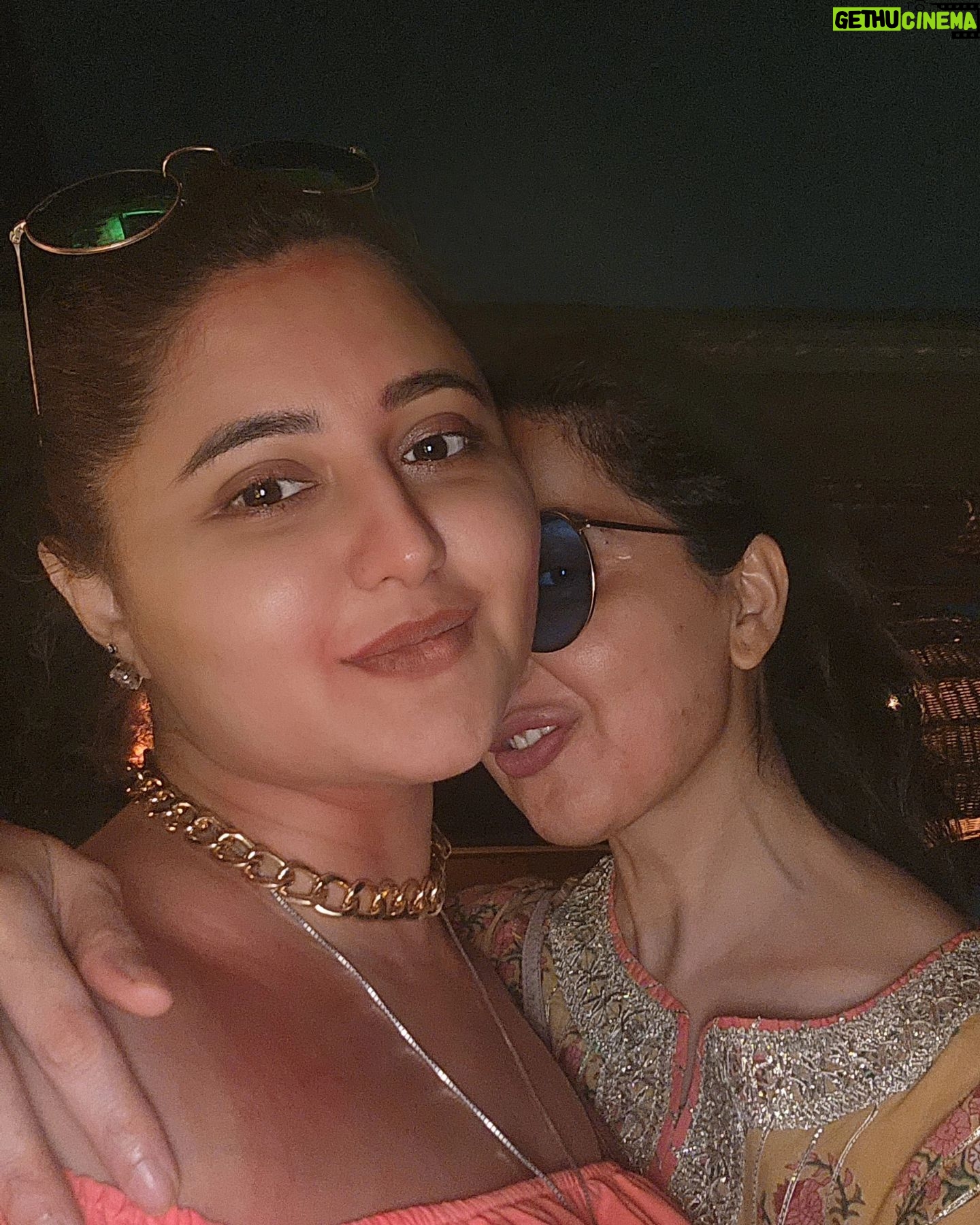 Rashami Desai Instagram - I normally don't like to put my personal moment but this was fab. I just couldn't stop my self uploading my best memories with my best ppl . . #rashamidesai #rashamians #holi2024 #love #whatelseispossible #immagical✨🧞♀️🦄