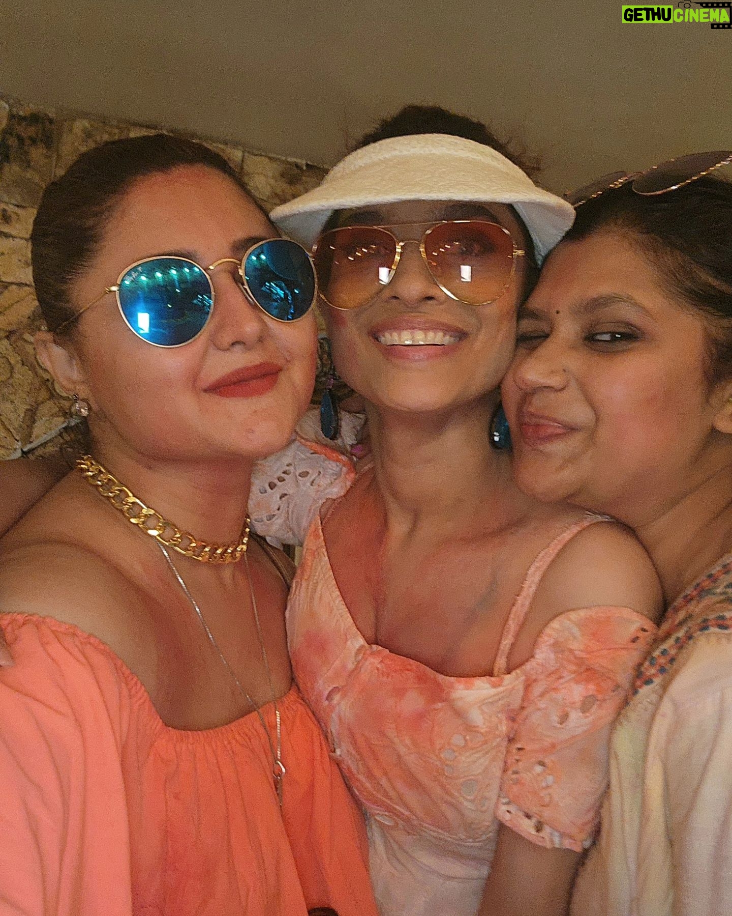 Rashami Desai Instagram - I normally don't like to put my personal moment but this was fab. I just couldn't stop my self uploading my best memories with my best ppl . . #rashamidesai #rashamians #holi2024 #love #whatelseispossible #immagical✨🧞♀️🦄