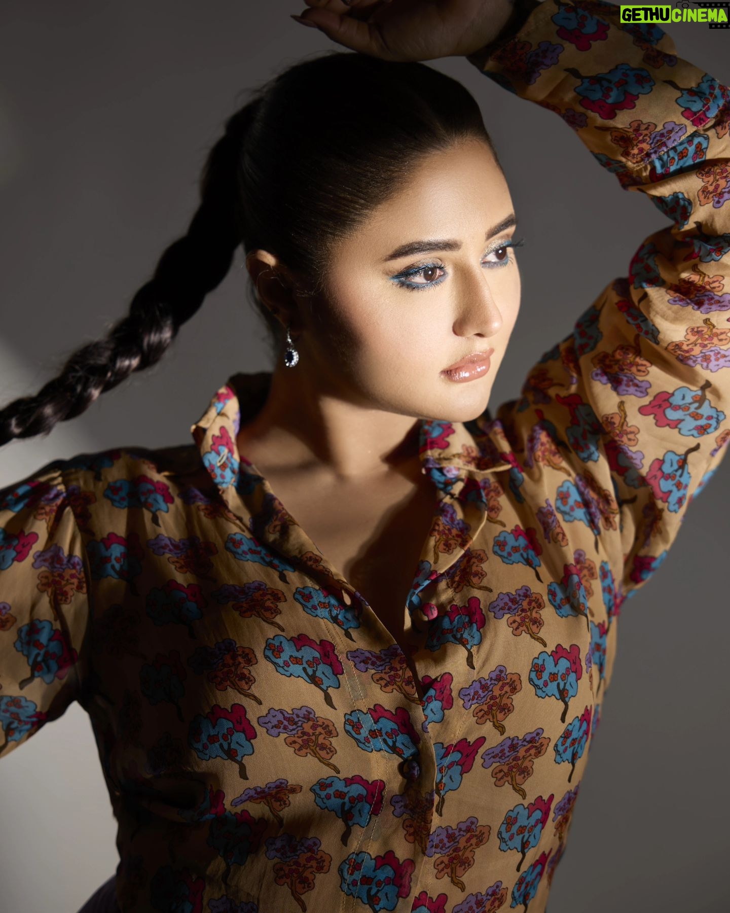 Rashami Desai Instagram - Do I really look dangerous ? . . @official_khushbooharanborkar @oakpinionpr Photo 📸 @smileplease_25 . . #rashamidesai #rashamians #diva #bold #whatelseispossible #immagical✨🧞♀️🦄