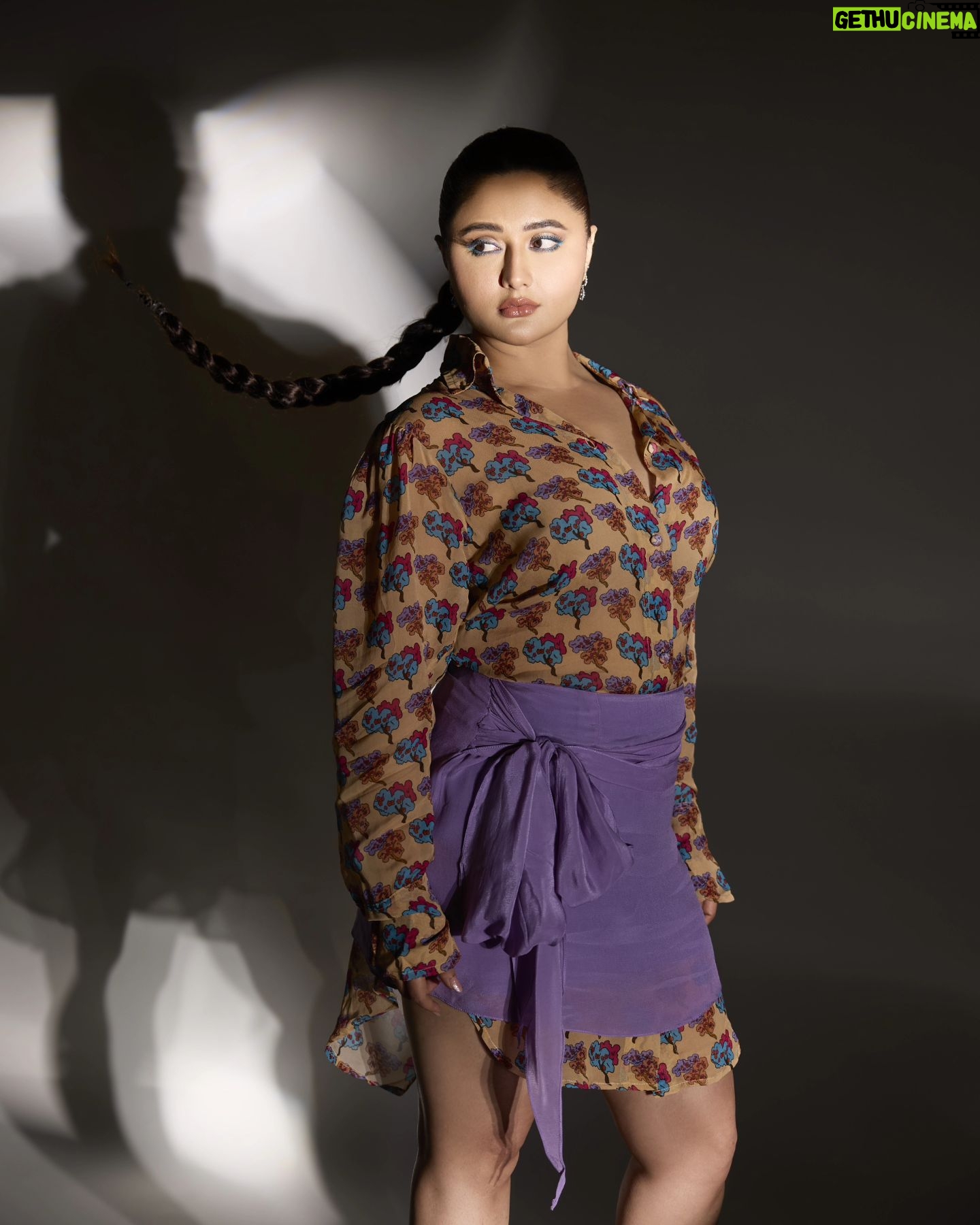 Rashami Desai Instagram - Do I really look dangerous ? . . @official_khushbooharanborkar @oakpinionpr Photo 📸 @smileplease_25 . . #rashamidesai #rashamians #diva #bold #whatelseispossible #immagical✨🧞♀️🦄