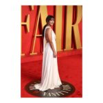 Rashida Jones Instagram – Thank you @vanityfair
Gown: @dior Haute Couture
Jewelry: @boucheron
Styling: @bradgoreski & @nicksegodi
Makeup: @jamiemakeup
Hair: @kyleeheathhair
Skin: @keren_bartov & @monasterymade
Nails: @miwanails
#VFOscars #VanityFairOscarParty
