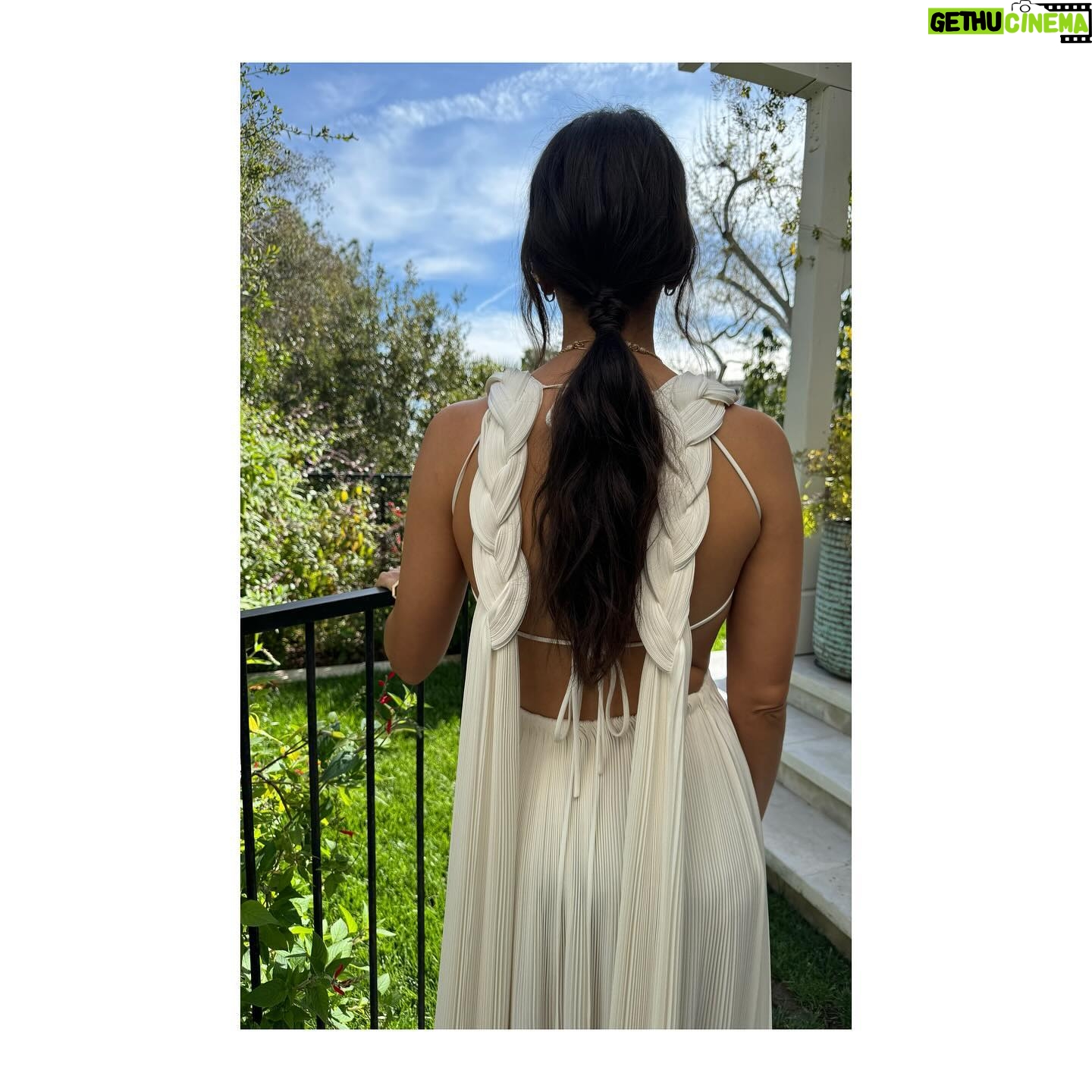 Rashida Jones - 55.5K Likes - Thank you @vanityfair
Gown: @dior Haute Couture
Jewelry: @boucheron
Styling: @bradgoreski & @nicksegodi
Makeup: @jamiemakeup
Hair: @kyleeheathhair
Skin: @keren_bartov & @monasterymade
Nails: @miwanails
#VFOscars #VanityFairOscarParty