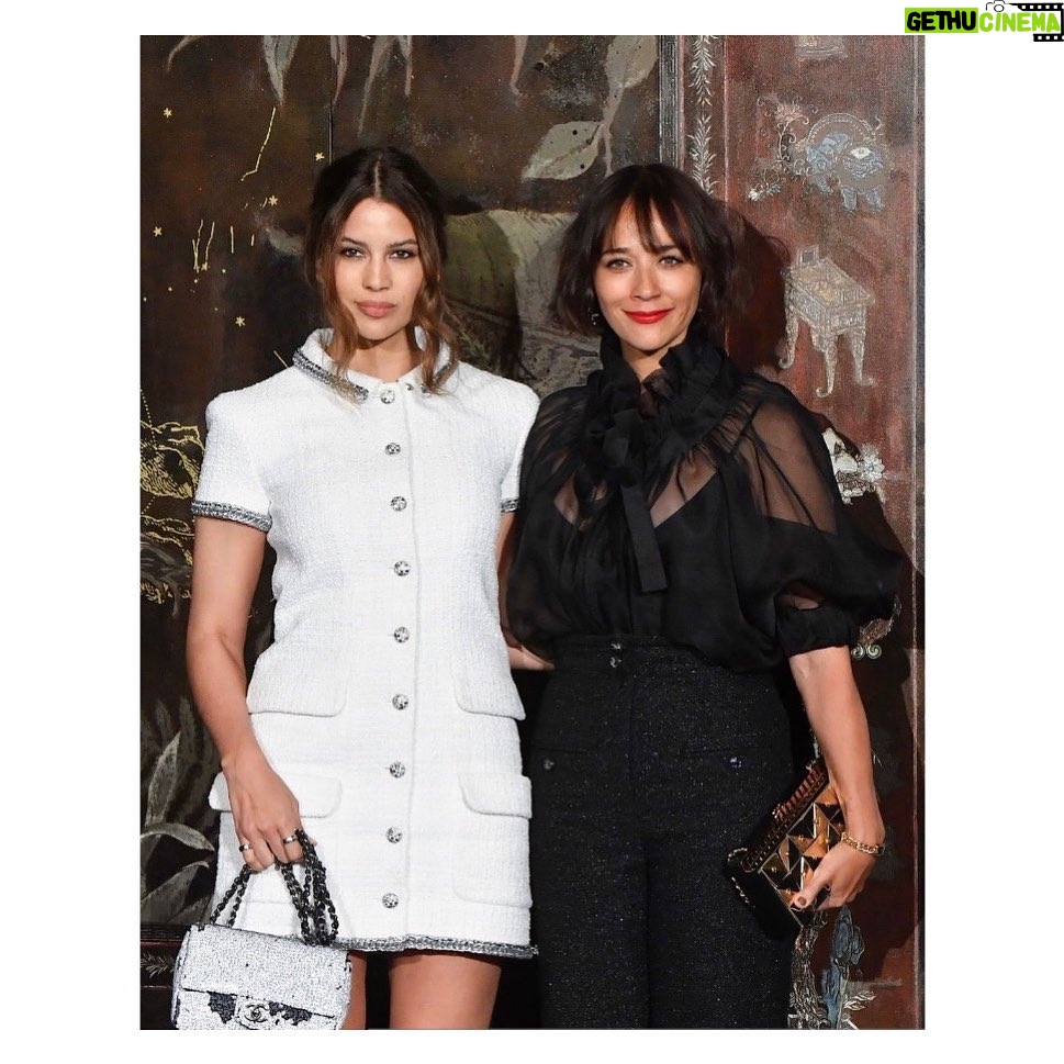 Rashida Jones Instagram - Merci to @chanelofficial and congratulations to @virginieviard and #sofiacoppola for an absolutely gorgeous night in Paris with the little angel sis @kenyakinskij ✨🌹