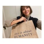 Rashida Jones Instagram - I’m so proud to support my friends at @ThisisAboutHumanity and @TheLittleMarket on #GivingTuesday They've teamed up to raise awareness & funds for separated children and reunified families (including our LGBTQIA community), at the U.S.-Mexico border. Buy this tote and The Little Market will donate half to the This is About Humanity Fund and half to dignified job opportunities for the women artisans who made the product. AND @ThisisAboutHumanity will match donations up to $50,000 to help these vulnerable communities. Be the change you want to see!#GiftsThatGiveBack #TheLittleMarket #ThisisAboutHumanity