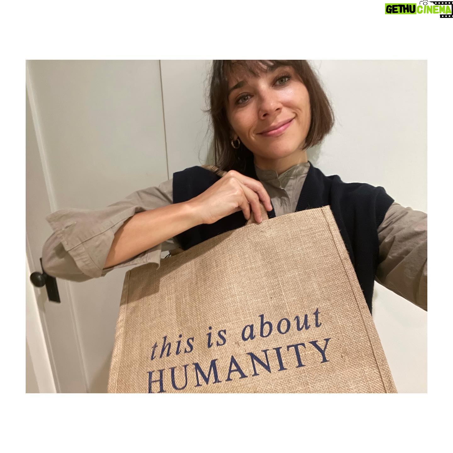 Rashida Jones Instagram - I’m so proud to support my friends at @ThisisAboutHumanity and @TheLittleMarket on #GivingTuesday They've teamed up to raise awareness & funds for separated children and reunified families (including our LGBTQIA community), at the U.S.-Mexico border. Buy this tote and The Little Market will donate half to the This is About Humanity Fund and half to dignified job opportunities for the women artisans who made the product. AND @ThisisAboutHumanity will match donations up to $50,000 to help these vulnerable communities. Be the change you want to see!#GiftsThatGiveBack #TheLittleMarket #ThisisAboutHumanity