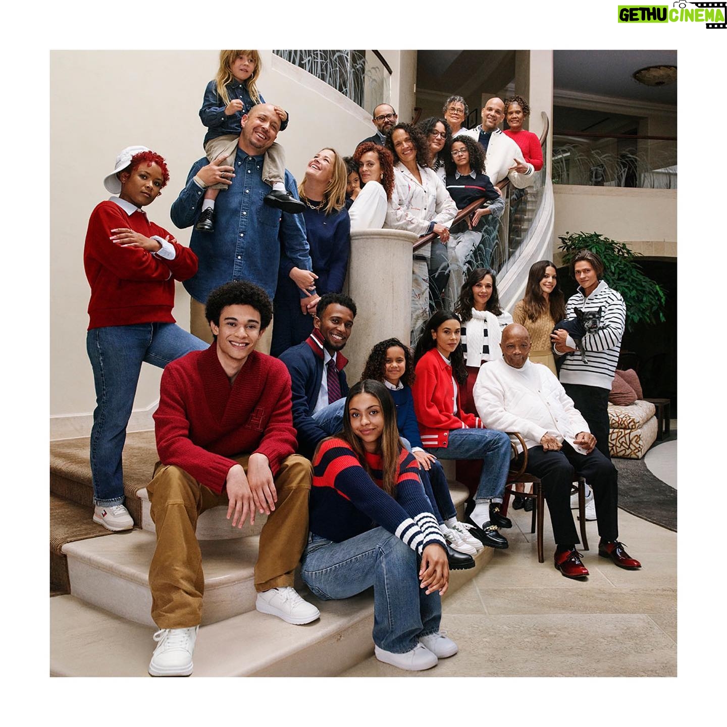 Rashida Jones Instagram - Nothing beats family time. All the Jones’ united in Tommy #TommyHilfiger #TommyFamily