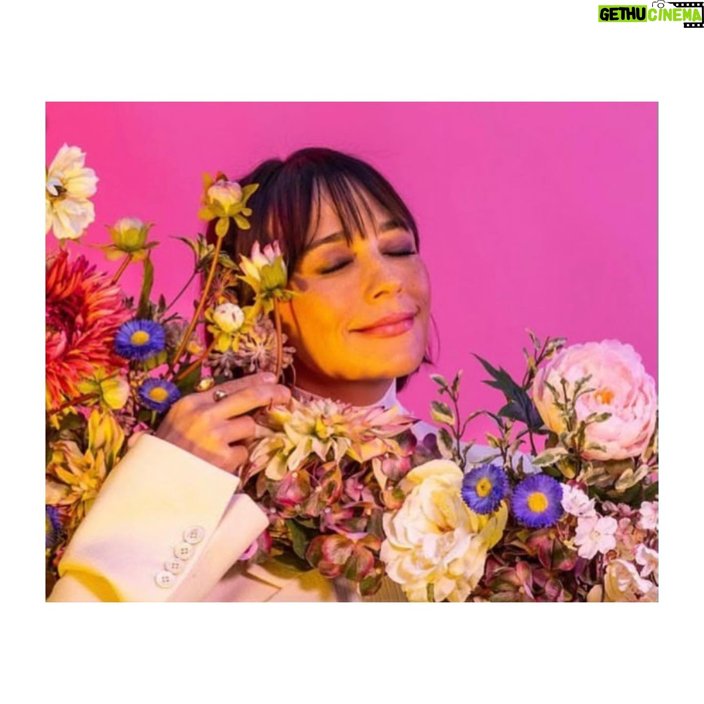 Rashida Jones - 55.1K Likes - Commune with bloom 🌸🌺🌿
For @latimes @bloomandplume