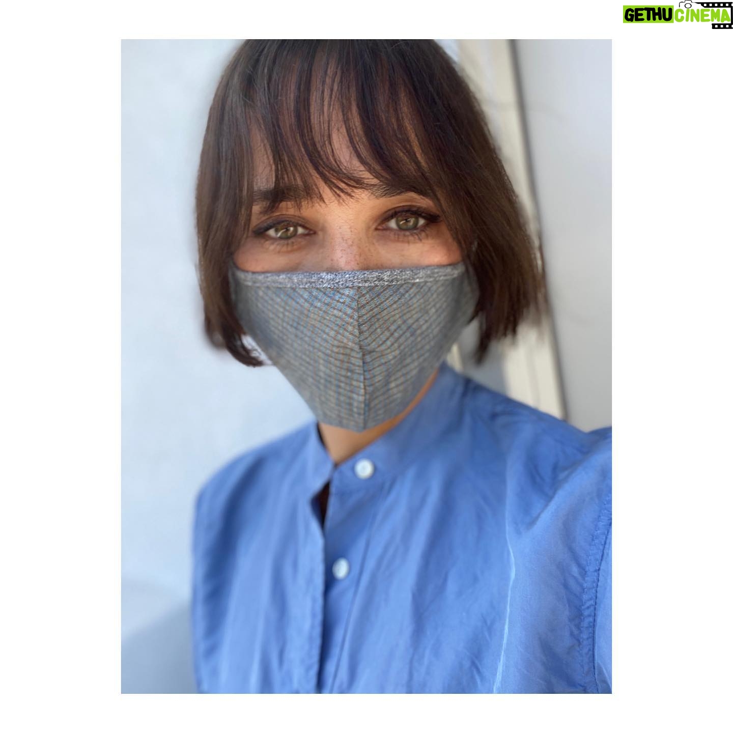 Rashida Jones - 84.3K Likes - Challenge accepted, @samiranasr and @torysport. I've tried to breathe through (pun intended) my frustration with people not wearing masks but let's just be clear: wearing a mask is an act of civility, of generosity, of understanding the greater good for your community. By not wearing a mask, you could be spreading a deadly disease. Period. So please #StayHomeIfYouCan, and if you must go outside, then please #WearADamnMask!
Do it for older people, for immunocompromised people, for businesses and for the economic safety of many people that are relying on YOU to flatten the curve. Many lives, including your own, might depend on it. I challenge @lenawaithe, @cynthiaerivo, @kenyabarris, @haimtheband, @kellyrowland, @iammarkronson and @samantharonson!