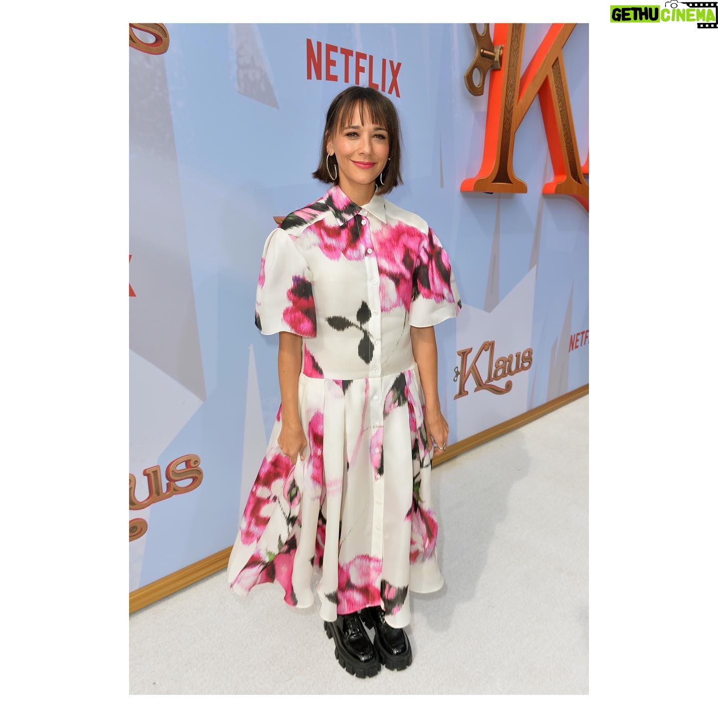 Rashida Jones Instagram - I’m so excited to be a part of #klausmovie, a wonderful holiday tale about the power of kindness—something we all need to practice no matter what time of year it is! In theatres on November 8th, and streaming on @netflix November 15th.