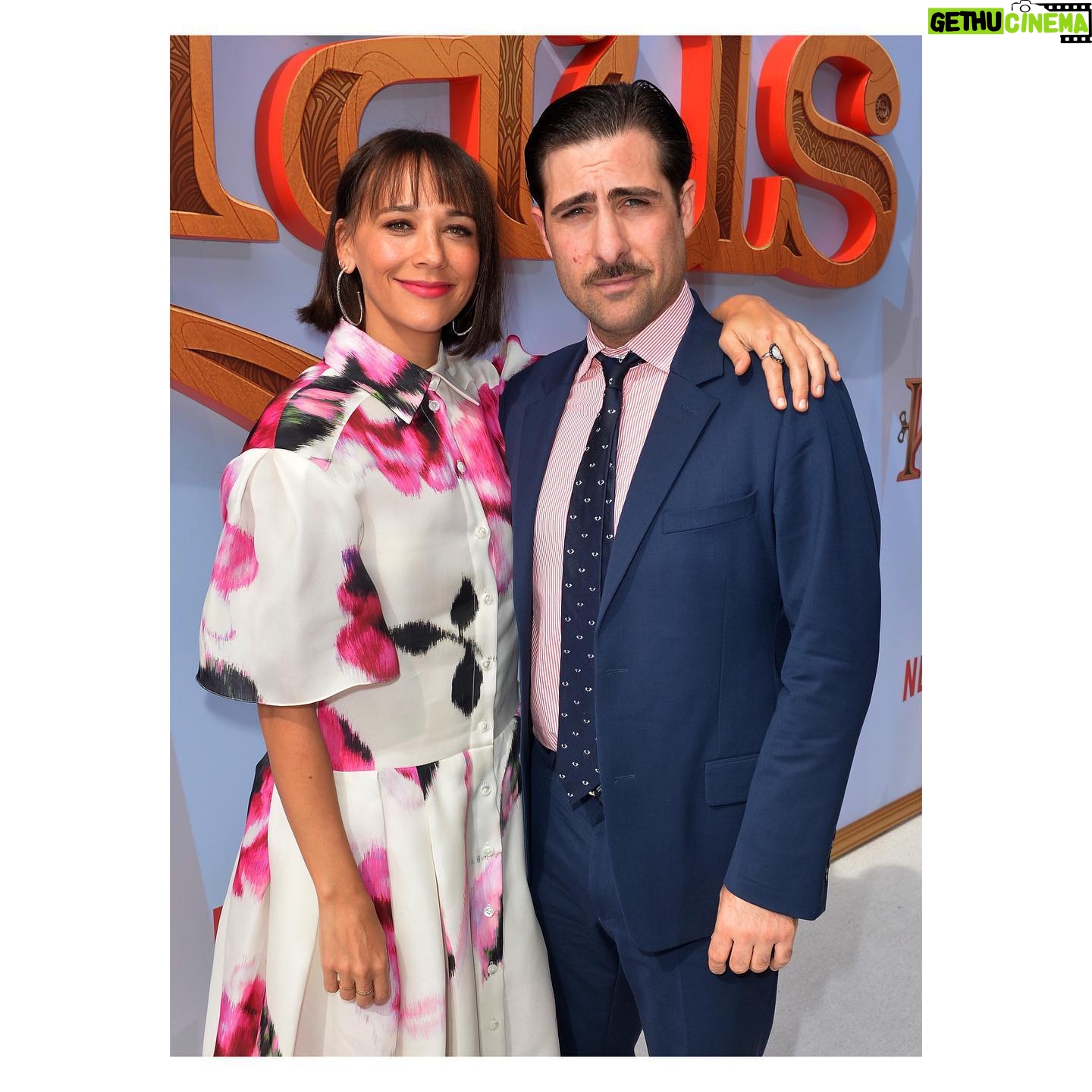Rashida Jones Instagram - I’m so excited to be a part of #klausmovie, a wonderful holiday tale about the power of kindness—something we all need to practice no matter what time of year it is! In theatres on November 8th, and streaming on @netflix November 15th.