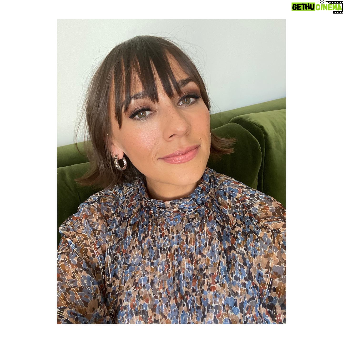 Rashida Jones - 88.3K Likes - All dressed up and somewhere (virtual) to go! Watch me on @jimmykimmellive tonight #OnTheRocks