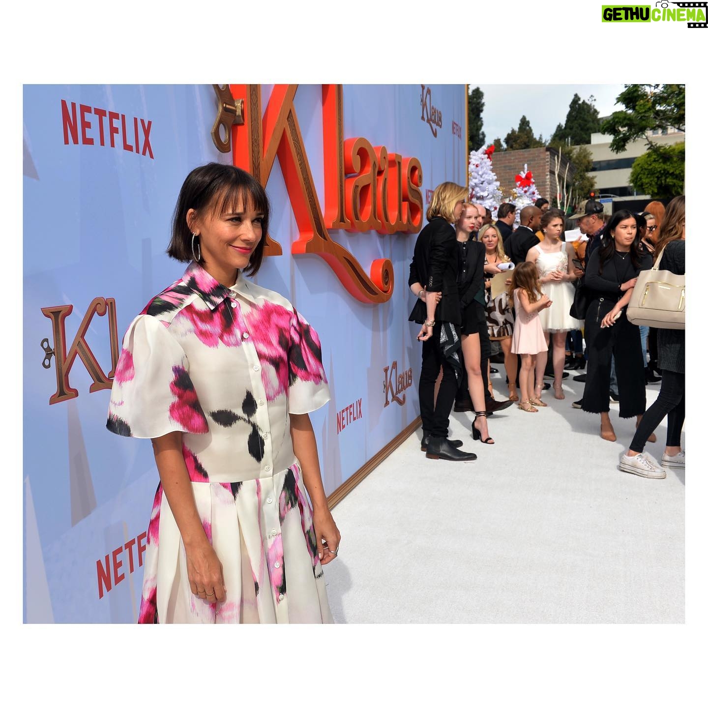 Rashida Jones Instagram - I’m so excited to be a part of #klausmovie, a wonderful holiday tale about the power of kindness—something we all need to practice no matter what time of year it is! In theatres on November 8th, and streaming on @netflix November 15th.