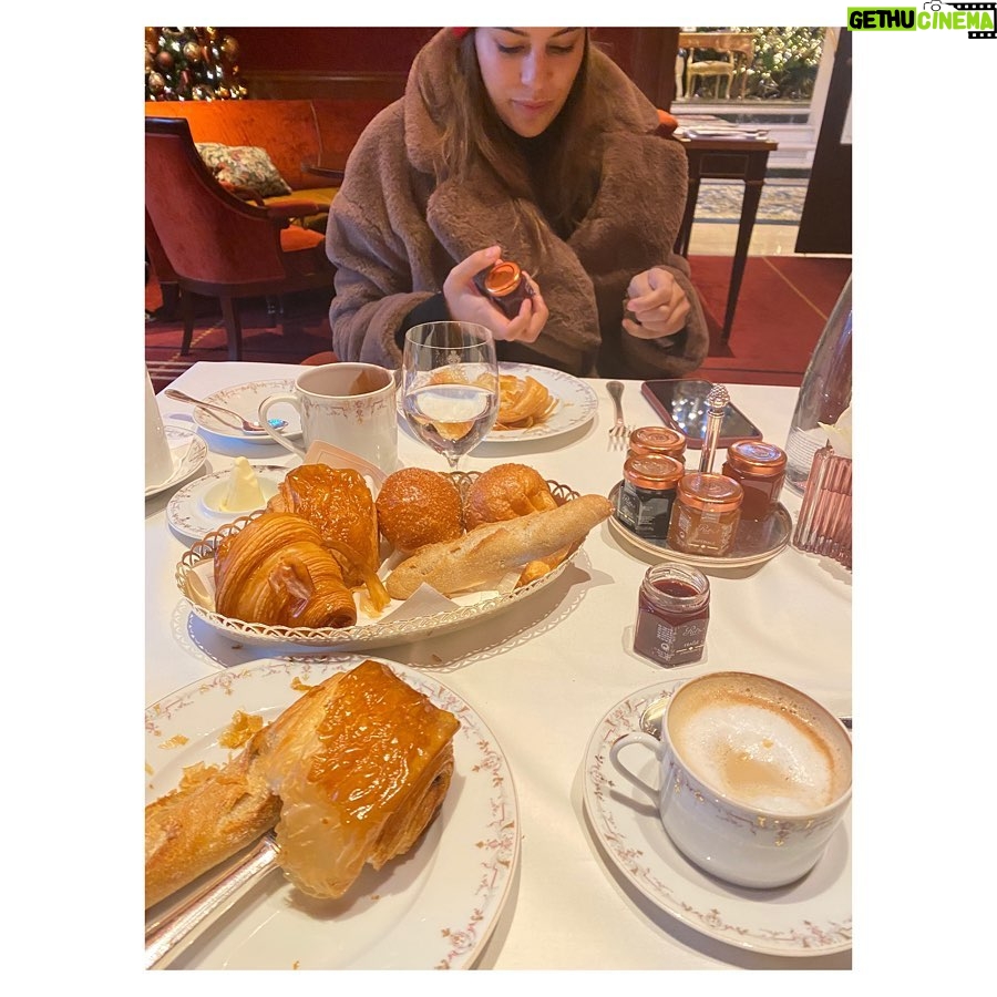 Rashida Jones Instagram - The week was cozy, chic and filled with pastries and we had an absolute blast. À bientôt, Paris.