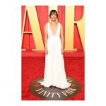 Rashida Jones Instagram – Thank you @vanityfair

Gown: @dior Haute Couture
Jewelry: @boucheron 
Styling: @bradgoreski & @nicksegodi
Makeup: @jamiemakeup 
Hair: @kyleeheathhair 
Skin: @keren_bartov & @monasterymade
Nails: @miwanails 

#VFOscars #VanityFairOscarParty