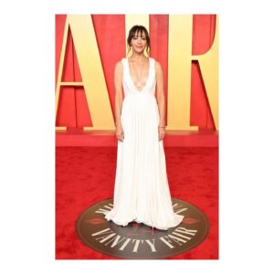 Rashida Jones Instagram - Thank you @vanityfair

Gown: @dior Haute Couture
Jewelry: @boucheron 
Styling: @bradgoreski & @nicksegodi
Makeup: @jamiemakeup 
Hair: @kyleeheathhair 
Skin: @keren_bartov & @monasterymade
Nails: @miwanails 

#VFOscars #VanityFairOscarParty