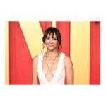 Rashida Jones Instagram – Thank you @vanityfair
Gown: @dior Haute Couture
Jewelry: @boucheron
Styling: @bradgoreski & @nicksegodi
Makeup: @jamiemakeup
Hair: @kyleeheathhair
Skin: @keren_bartov & @monasterymade
Nails: @miwanails
#VFOscars #VanityFairOscarParty
