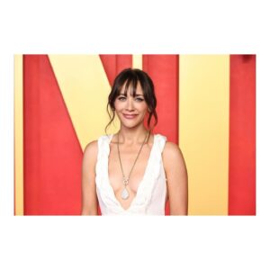 Rashida Jones Instagram - Thank you @vanityfair

Gown: @dior Haute Couture
Jewelry: @boucheron 
Styling: @bradgoreski & @nicksegodi
Makeup: @jamiemakeup 
Hair: @kyleeheathhair 
Skin: @keren_bartov & @monasterymade
Nails: @miwanails 

#VFOscars #VanityFairOscarParty