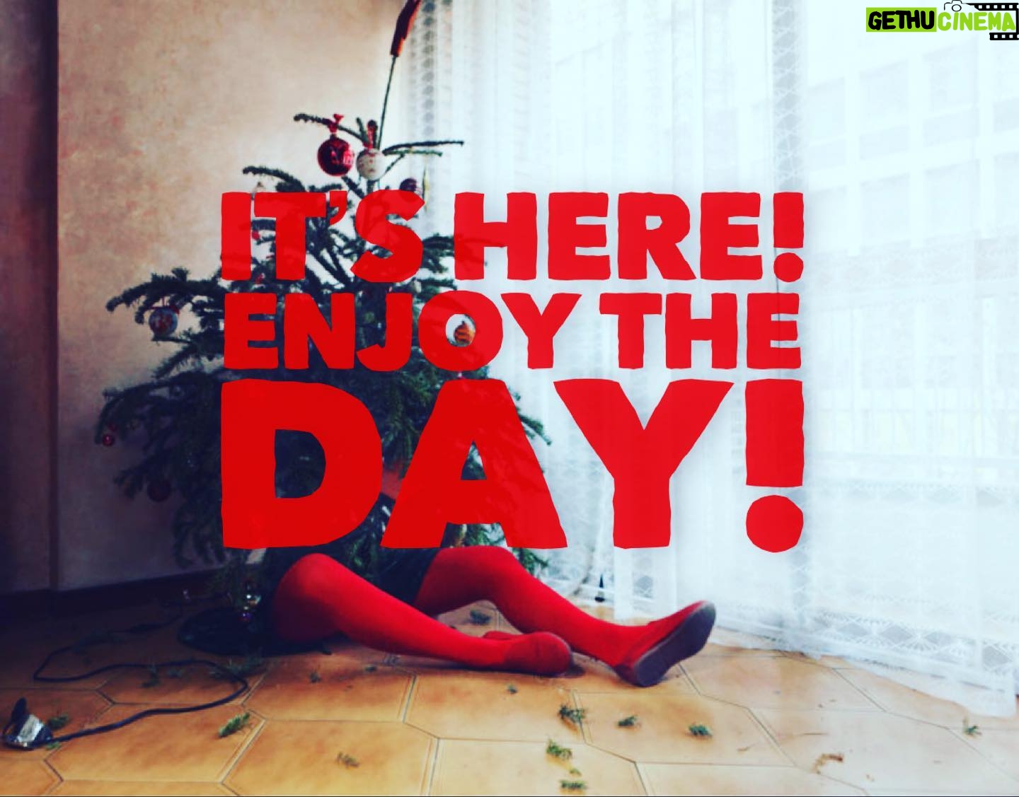 Raven-Symoné Instagram - I just sent personal groups texts to EVERYONE IN MY PHONE. Hehe! And to everyone that isn’t in my phone my wife @mirandamaday and I are sending you great wishes for the new year and a calming yet fun day! Xoxo. But reading random strangers interact is awesome especially during this time of year. I know some of y’all know each other hehe… love y’all!!
