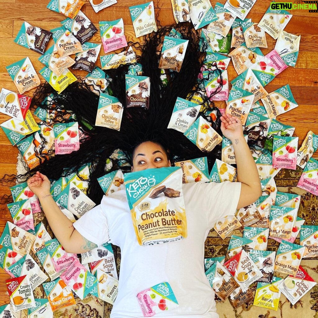 Raven-Symoné Instagram - @ketochow just sent me a shit ton of merch! Omg I’m in heaven. #ketochow is a on the go person/flavor lovers dream!!! Their flavors range from #cookiesandcream #peachesandcream #chocolatetoffee #chocolatepeanutbutter and like 30 others, along with savory! Im tempted to start a #ketochowchallenge .. 3 ketochow’s a day for a week…..…. Maybe I’ll do it start of august??? Anyway, thank you @ketochow for supplying the fam with blender bottles, #fastingdrops, #electrolytedrops so much! Wow and thank you