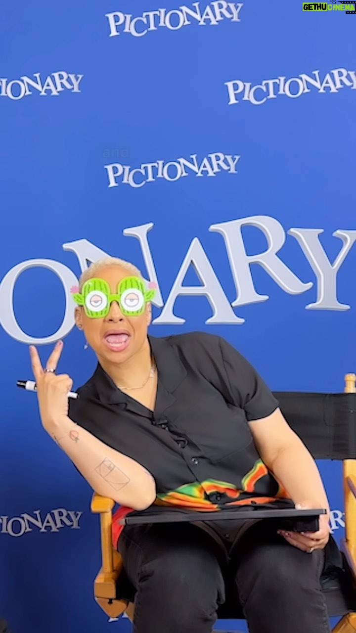 Raven-Symoné Instagram - We challenged @ravensymone and @itsjojosiwa to a round of Blindfold #Pictionary! 😎🤣