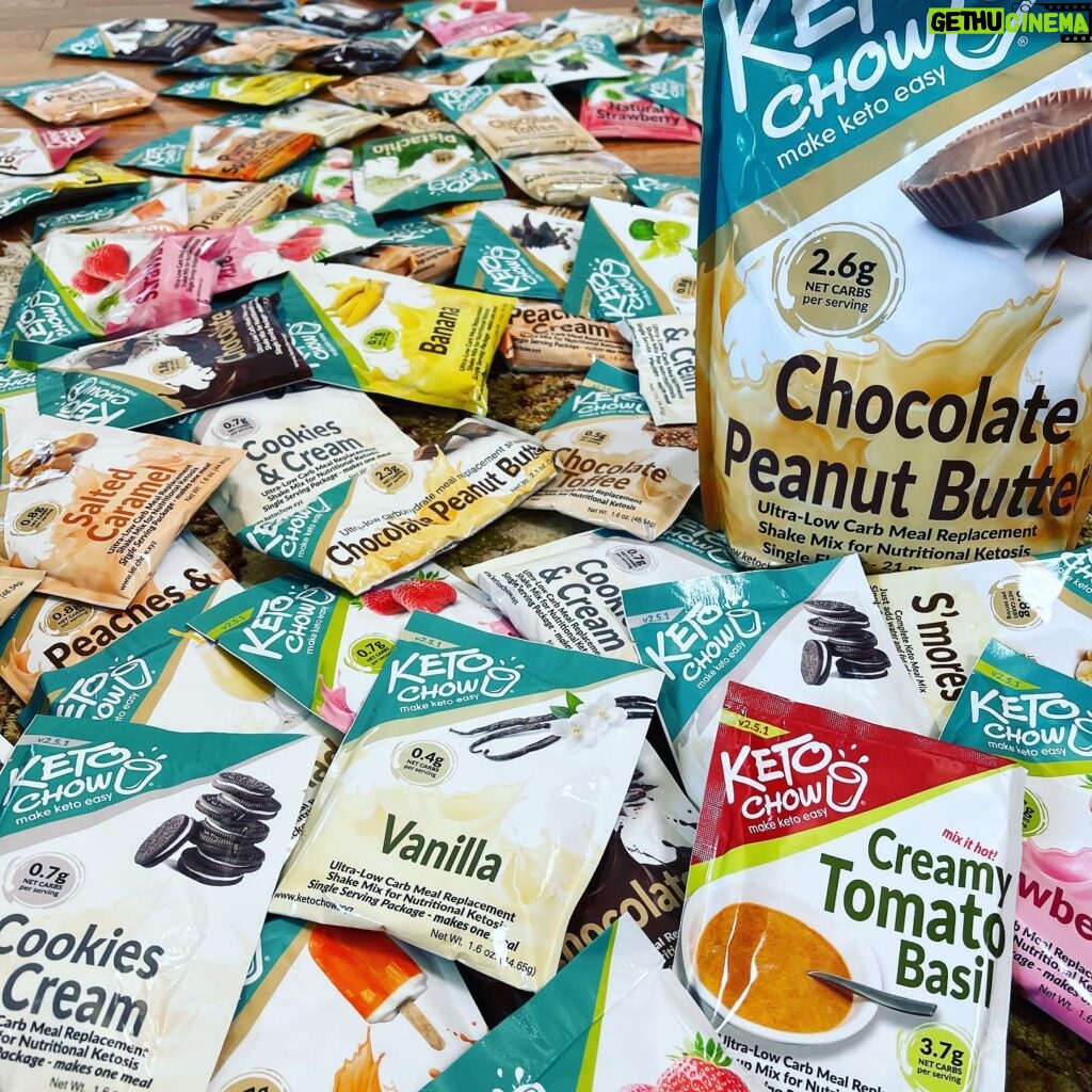 Raven-Symoné Instagram - @ketochow just sent me a shit ton of merch! Omg I’m in heaven. #ketochow is a on the go person/flavor lovers dream!!! Their flavors range from #cookiesandcream #peachesandcream #chocolatetoffee #chocolatepeanutbutter and like 30 others, along with savory! Im tempted to start a #ketochowchallenge .. 3 ketochow’s a day for a week…..…. Maybe I’ll do it start of august??? Anyway, thank you @ketochow for supplying the fam with blender bottles, #fastingdrops, #electrolytedrops so much! Wow and thank you