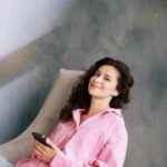 Ravshana Kurkova Instagram – Доказано, что чтение развивает человека. И чем раньше ребенок начнёт знакомиться с книгами, тем лучше. Я рада, что ежегодно, в день рождения Великого сказочника Ганса Христиана Андерсона, отмечается такой добрый и важный праздник — Международный день детской книги, приобщающий юных читателей к литературе. Сегодня возможность поучаствовать в этом мероприятии представилась и мне.

Специально для Литрес я озвучила две познавательные книги: «Заповедники» Ильи Кочергина и историю выдающегося инженера «Владимир Шухов. Не только башня» Натальи Ключарёвой. Во время работы над озвучкой я и сама, если честно, узнала много интересных фактов, думаю, детям тоже будет любопытно. 😊🙌🏼

Теперь — самое приятное. Оба произведения, как и ещё более 600 000 других книг, подкастов, лекций и аудиоспектаклей доступны по Литрес Подписке. Для вас первый месяц — 0 рублей по моему промокоду RAVSHANA ❤️