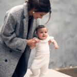 Ravshana Kurkova Instagram – Моей самой любимой девчонке, непоседе, хулиганке, болтушке, хвостику брата, амбассадору подбородков, фанатке всех собак, которых мы встречаем на прогулках, умнице, кокетке и хохотушке 25 марта исполнился годик. Самирка – ты радость наша безграничная, расти счастливой, здоровой и такой же любознательной. ♾️❤️♾️

📸: @dguledani / 💃🏻: @asmik.vayereytor / 💇🏻‍♀️💄: @yana_koptyakova