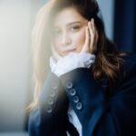 Ravshana Kurkova Instagram – Кажется, про эти три книги я подробно тут не рассказывала – исправляюсь. 🤗 Итак, моя любимая рубрика #книгадруг 📚:

“Кусочек жизни”, Надежда Тэффи.
Чудесный, душевно написанный почти век тому назад и не теряющий своей актуальности, сборник рассказов о жизни русских эмигрантов во Франции. Читается легко, «внутренний трагизм», как часто бывает у Тэффи, подается с большой иронией, нежностью и любовью к своим героям. Воспоминания о ярких встречах с известными современниками в мемуарах автора чередуются с её рассказами из разных лет. Я жду от любого творчества прежде всего эмоций. Тут их сполна.

“Жизнь Антона Чехова”, Дональд Рейфилд.
Очень подробная и, насколько это возможно, беспристрастная биография Антона Павловича. Дональд Рейфилд, безусловно, совершил огромный труд, собрав сотни писем, воспоминаний, публикаций и статей. На мой взгляд, здесь получился портрет и того конкретного исторического среза, самой эпохи. Происходит мгновенное погружение в жизнь Чехова – в его интересы, взаимоотношения, внутренний мир. Интимные переживания, откровенные подробности, жалобы, упреки, размышления, шутки и многое другое – всё это в бесконечных переписках писателя с друзьями, родственниками, различными женщинами. Отдельные главы посвящены работе над произведениями, в частности, над пьесами. Рекомендую книгу всем любителям биографий и, конечно же, поклонникам творчества Антона Павловича Чехова.

“Женщины Лазаря”, Марина Степнова.
Совсем недавно прочитала “Сад” Марины Степновой и осталась под сильным впечатлением, но прямо сейчас хочу рассказать вам о другой книге – той, что затянула меня в творчество этого автора и когда-то познакомила с ней. “Женщины Лазаря” – семейная сага, история чувств, безответная любовь, изломанные эпохой и собственными страхами судьбы и мечты. Маленькая семья, большие надежды на счастье. Написано искренне, героям сопереживаешь, при прочтении – и вообще – испытываешь много эмоций. Скучать не получится, остаться равнодушным тоже.

Прочитать и послушать эти книги можно на @mylitres и, как обычно, по промокоду RAVSHANA бесплатно подключить первый месяц Литрес Подписки 😊🙌🏼
