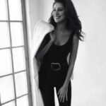 Ravshana Kurkova Instagram – Когда мне говорят про «хорошую генетику», я улыбаюсь. После 35 лет оставаться в форме – это всегда большой труд и самодисциплина. Любую генетику легко испортить неправильным образом жизни. Я равнодушна к сладкому и алкоголю, не ем углеводы после 16.00, много двигаюсь, стараюсь заниматься спортом максимум через день (неважно, это будет йога, пилатес, стретчинг, дэнс-микс, силовая или кардио, важна система – не пропускать больше 2 дней, находить в расписании эти час-полтора на занятия). После дочки я набрала 14кг и первые полгода после рождения мне вообще сложно было заставить себя что-либо делать с оставшимися лишними килограммами (хоть я и переживала, что мой размер одежды изменился). Стало очевидно, чтобы вернуть свой привычный вес и легкость, придется потрудиться. И начать нужно сначала с того, чтобы пересмотреть свое отношение к ограничениям и вместо сиюминутного удовольствия (полежать на диване еще немножко или бесконечно перекусывать всякой ерундой), выбрать результат, который, спустя некоторое время, будет радовать каждый день. В книге Педро Вивара «Суперсапиенс», которую я читаю прямо сейчас есть созвучные мысли: «Не стоит воспринимать добровольный выбор неудобств и самодисциплину как способ наказать самого себя: их нужно рассматривать как истинное проявление любви к себе… вот три совета, которые никогда не стоит забывать.
1. Ежедневные тренировки или строгая диета всегда более продуктивны, если выполняются по собственной воле, а не по указаниям врача вследствие различных расстройств и болезней.
2. По собственной воле каждый день вставать рано, посвящать время самообразованию и размышлению гораздо лучше, чем следовать идеям или убеждениям другого человека, тем более если вы с ним несогласны.
3. Откладывать сиюминутное вознаграждение посредством самодисциплины и самоконтроля всегда лучше, чем лишаться свободы вследствие принятых неправильных решений.
Эти три пункта – реальность, которую многие пытаются отрицать. Но спортсменов и других людей, достигших действительно многого, от остальных отличает то, что они способны продолжать двигаться дальше, когда их голова просит их остановиться.» 
И если  вдруг кому-то нужен знак начать действовать – вот он.🙌🏼