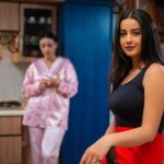 Rawaa El Saady Instagram - النجمة روعة السعدي من كواليس مسلسل الصديقات Starring Rawaa AlSaadi on Friends series . . . . Directed by : @mohamad_z_ragab Written by : @jawdat_albik & ahmad alsayed Fashion Designer 👗🪡 : @dima Hair 💇‍♀️ :@shplejonuor Dop : Samir Aarabi Makeup by 👩‍🎤💅 : @javadk1356 Photography : @badrmurads Production : @kabandmedia مدير تنفيذي : @ayham_kaband منتج منفذ : فراس الجاجة . . . . . . . #drama #2023 #2024 #summer #ramadan #ramadan2024 #dubai #syria #work #show #fashion #tv #actor #nazli_rawas #nazli #abudhabi #fyp #reels #mystyle #mydubai #fun #روعة_السعدي #رمضان #رمضان ٢٠٢٤